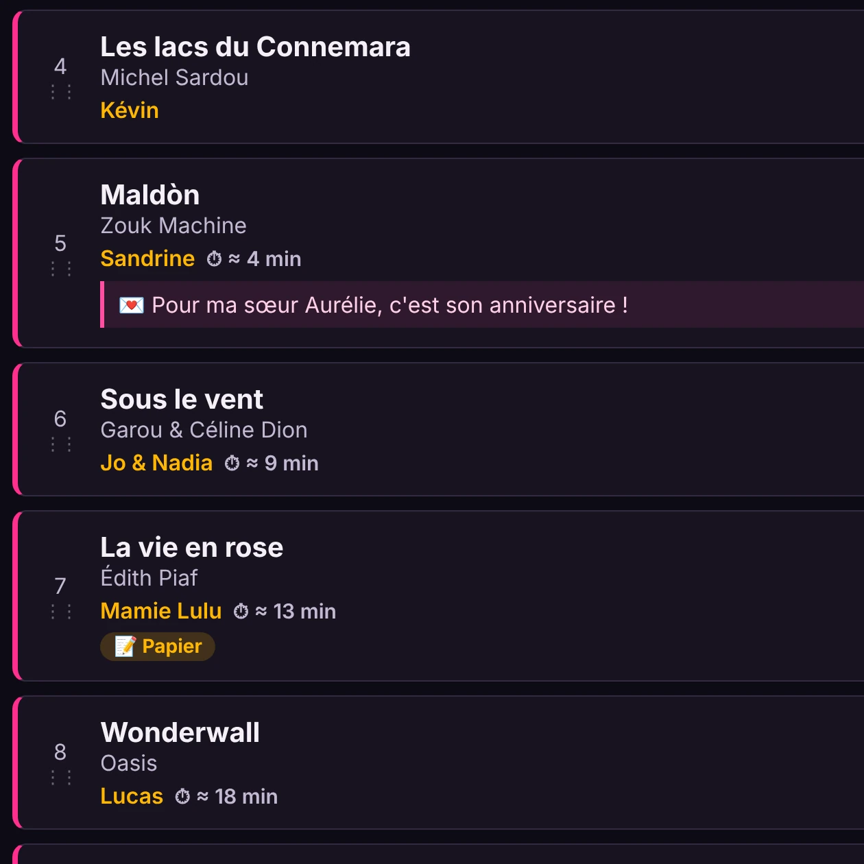 Die Warteschlange des Moderators: eine Widmung unter Sandrines Wunsch, ein Duett, ein auf Papier erhaltener Wunsch und die Wartezeit neben jedem Sänger.