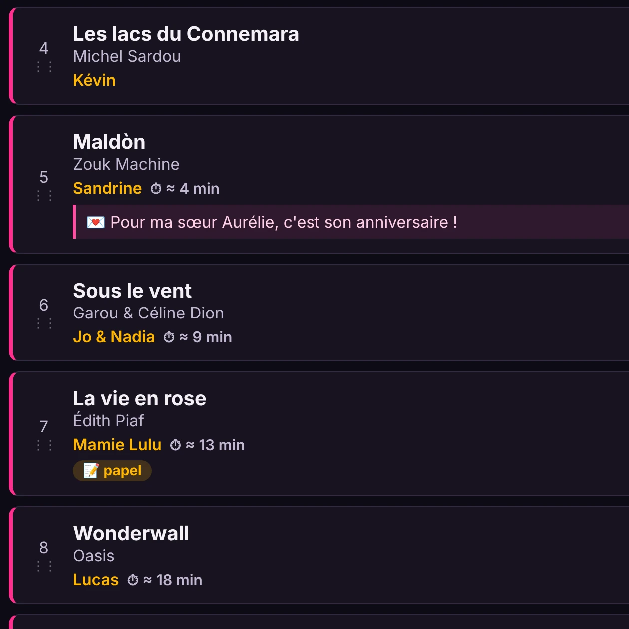 A fila do animador: uma dedicatória sob o pedido de Sandrine, um dueto, um pedido recebido em papel e a espera ao lado de cada cantor.